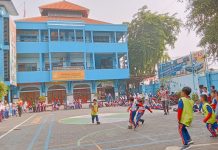 Sportive dan fairplay futsal Limas Antarkelas Classmeeting SD Muhammadiyah 15 Surabaya 2023 di halaman sekolah.