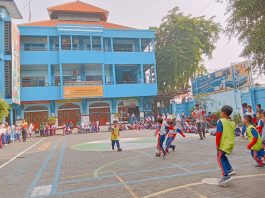 Sportive dan fairplay futsal Limas Antarkelas Classmeeting SD Muhammadiyah 15 Surabaya 2023 di halaman sekolah.