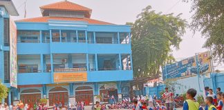 Sportive dan fairplay futsal Limas Antarkelas Classmeeting SD Muhammadiyah 15 Surabaya 2023 di halaman sekolah.