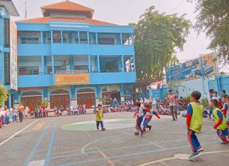 Sportive dan fairplay futsal Limas Antarkelas Classmeeting SD Muhammadiyah 15 Surabaya 2023 di halaman sekolah.