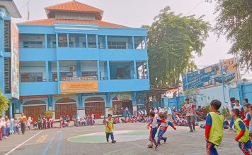 Sportive dan fairplay futsal Limas Antarkelas Classmeeting SD Muhammadiyah 15 Surabaya 2023 di halaman sekolah.