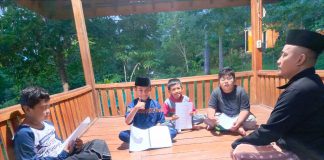 Suasana Tahfidz Camp SDM Limas. Peserta setor hafalan ke ustadz pembimbing di eLKISI Edupark Mojokerto.