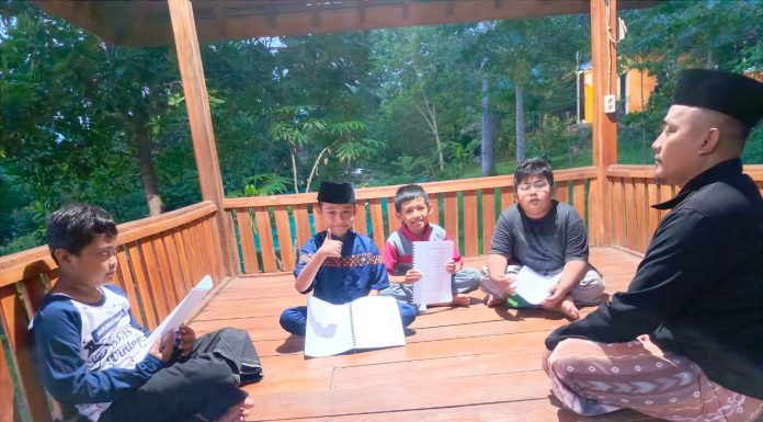 Suasana Tahfidz Camp SDM Limas. Peserta setor hafalan ke ustadz pembimbing di eLKISI Edupark Mojokerto.