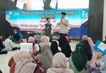 Ferry Yudi Antonis Saputra MPdI berdialog dengan peserta Mabit kelas 6 SDM Limas di Masjid At Taqwa. (Eko/KLIKMU.CO)