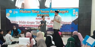 Ferry Yudi Antonis Saputra MPdI berdialog dengan peserta Mabit kelas 6 SDM Limas di Masjid At Taqwa. (Eko/KLIKMU.CO)