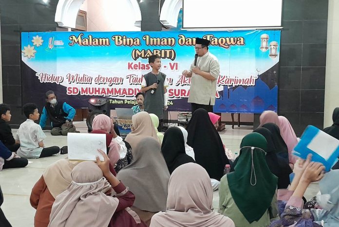 Ferry Yudi Antonis Saputra MPdI berdialog dengan peserta Mabit kelas 6 SDM Limas di Masjid At Taqwa. (Eko/KLIKMU.CO)