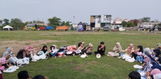 Seluruh peserta dan tim tutor Summer Camp belajar sambil bermain bahasa Inggris di Lapangan Kampung Inggris Pare Kediri.