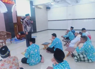 Dr M. Sholihin mengisi Kajian Rutin Jumat Berkah SD Muhammadiyah 15 Wiyung Surabaya.