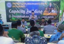 Ketua PDM Kota Surabaya Dr H M Ridlwan MPd saat memberikan materi Bermuhammadiyah dengan Bahagia dan Sukacita dalam Capacity Building dan Pengukuhan PRM se-PCM Wiyung.