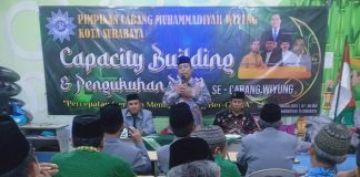 Ketua PDM Kota Surabaya Dr H M Ridlwan MPd saat memberikan materi Bermuhammadiyah dengan Bahagia dan Sukacita dalam Capacity Building dan Pengukuhan PRM se-PCM Wiyung.