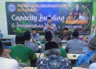 Ketua PDM Kota Surabaya Dr H M Ridlwan MPd saat memberikan materi Bermuhammadiyah dengan Bahagia dan Sukacita dalam Capacity Building dan Pengukuhan PRM se-PCM Wiyung.