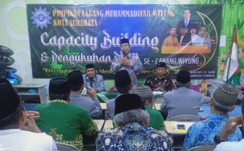 Ketua PDM Kota Surabaya Dr H M Ridlwan MPd saat memberikan materi Bermuhammadiyah dengan Bahagia dan Sukacita dalam Capacity Building dan Pengukuhan PRM se-PCM Wiyung.