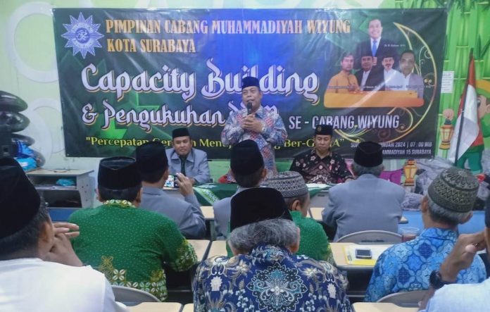 Ketua PDM Kota Surabaya Dr H M Ridlwan MPd saat memberikan materi Bermuhammadiyah dengan Bahagia dan Sukacita dalam Capacity Building dan Pengukuhan PRM se-PCM Wiyung.