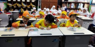 Anak-anak asyik belajar bersama saat trial class di SD Muhammadiyah 15 Surabaya (SDM Limas).