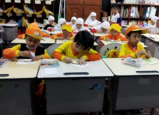 Anak-anak asyik belajar bersama saat trial class di SD Muhammadiyah 15 Surabaya (SDM Limas).