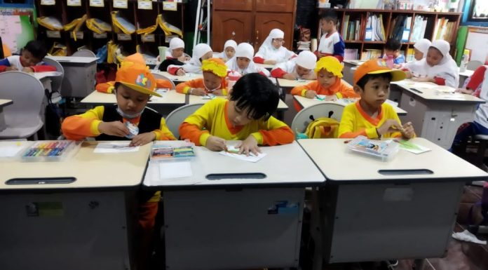 Anak-anak asyik belajar bersama saat trial class di SD Muhammadiyah 15 Surabaya (SDM Limas).