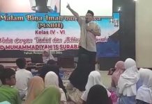 Ferry Yudi Antonis Saputra MPdI menyerukan stop genosida di Gaza bersama peserta Malam Bina Iman dan Taqwa (Mabit) SDM Limas.