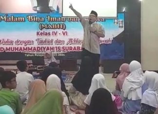 Ferry Yudi Antonis Saputra MPdI menyerukan stop genosida di Gaza bersama peserta Malam Bina Iman dan Taqwa (Mabit) SDM Limas.