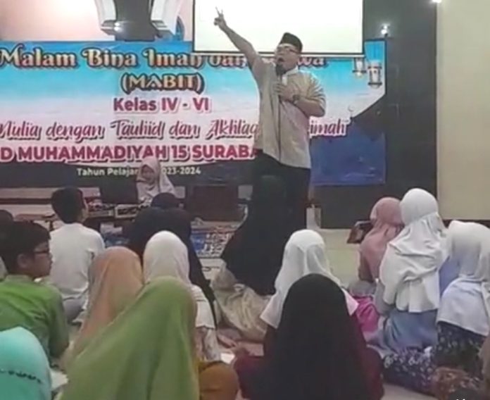 Ferry Yudi Antonis Saputra MPdI menyerukan stop genosida di Gaza bersama peserta Malam Bina Iman dan Taqwa (Mabit) SDM Limas.