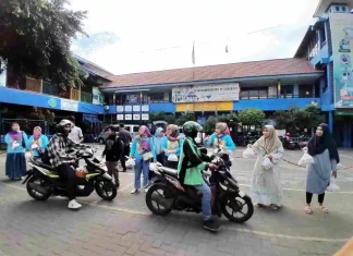 Pembagian Takjil Buka Puasa ke Pengguna Jalan di Halaman SDM Limas Bersama Komite IKWAM SDM Limas.