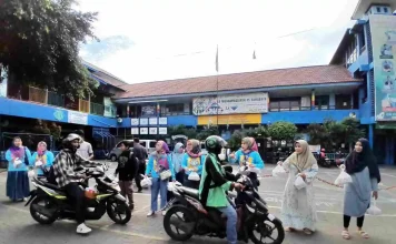 Pembagian Takjil Buka Puasa ke Pengguna Jalan di Halaman SDM Limas Bersama Komite IKWAM SDM Limas.