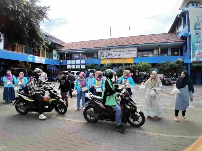 Pembagian Takjil Buka Puasa ke Pengguna Jalan di Halaman SDM Limas Bersama Komite IKWAM SDM Limas.