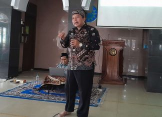 Imam Sapari SH MPdI mengisi kajian Menyambut Ramadhan Bersama Keluarga di Masjid At Taqwa SDM Limas.