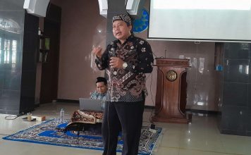 Imam Sapari SH MPdI mengisi kajian Menyambut Ramadhan Bersama Keluarga di Masjid At Taqwa SDM Limas.