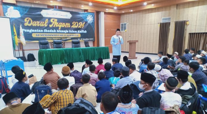 Ketua Majelis Tabligh PDM Surabaya Imam Sapari saat memberikan materi ideologi Muhammadiyah di Darul Arqam SDM Limas