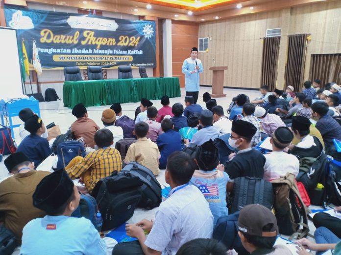 Ketua Majelis Tabligh PDM Surabaya Imam Sapari saat memberikan materi ideologi Muhammadiyah di Darul Arqam SDM Limas