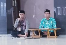 Wakil Kepala Sekolah HIS (Humas Ismuba dan Sarpras) sekaligus Ketua MPKS PCM Wiyung Mationo MA (kiri) memberikan tausiah silaturahmi bersama Kepala SDM Limas Sholikin MPdI. (Ali/KLIKMU.CO)