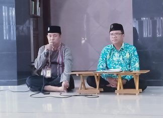 Wakil Kepala Sekolah HIS (Humas Ismuba dan Sarpras) sekaligus Ketua MPKS PCM Wiyung Mationo MA (kiri) memberikan tausiah silaturahmi bersama Kepala SDM Limas Sholikin MPdI. (Ali/KLIKMU.CO)