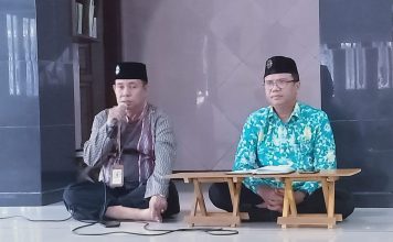 Wakil Kepala Sekolah HIS (Humas Ismuba dan Sarpras) sekaligus Ketua MPKS PCM Wiyung Mationo MA (kiri) memberikan tausiah silaturahmi bersama Kepala SDM Limas Sholikin MPdI. (Ali/KLIKMU.CO)