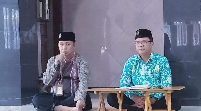 Wakil Kepala Sekolah HIS (Humas Ismuba dan Sarpras) sekaligus Ketua MPKS PCM Wiyung Mationo MA (kiri) memberikan tausiah silaturahmi bersama Kepala SDM Limas Sholikin MPdI. (Ali/KLIKMU.CO)
