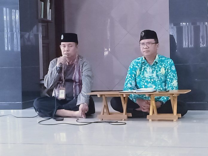 Wakil Kepala Sekolah HIS (Humas Ismuba dan Sarpras) sekaligus Ketua MPKS PCM Wiyung Mationo MA (kiri) memberikan tausiah silaturahmi bersama Kepala SDM Limas Sholikin MPdI. (Ali/KLIKMU.CO)