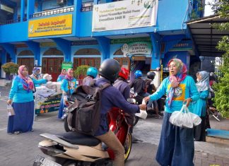 Suasana pembagian takjil buka puasa di halaman SDM Limas bersama pengurus Komite Ikwam.