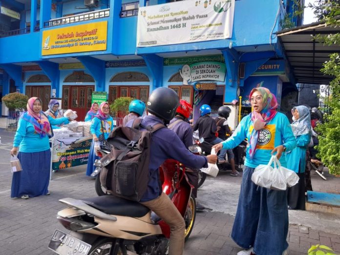 Suasana pembagian takjil buka puasa di halaman SDM Limas bersama pengurus Komite Ikwam.