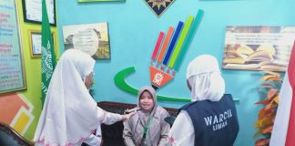 WarCil SDM Limas Saat Meliput Sosialisasi B2SA Goes To School di SD Muhammadiyah 15 Surabaya Bersama Narasumber Husnul Halimah SGz dari Jurusan Gizi Poltekkes Kemenkes Surabaya