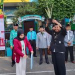 Secara simbolis, mahasiswa KKN UM Surabaya menyerahkan 100 bibit tanaman Sansevieria dengan disaksikan jajaran PCM Wiyung Surabaya.