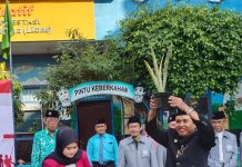 Secara simbolis, mahasiswa KKN UM Surabaya menyerahkan 100 bibit tanaman Sansevieria dengan disaksikan jajaran PCM Wiyung Surabaya.