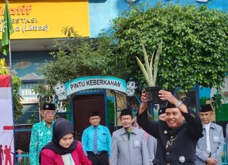 Secara simbolis, mahasiswa KKN UM Surabaya menyerahkan 100 bibit tanaman Sansevieria dengan disaksikan jajaran PCM Wiyung Surabaya.