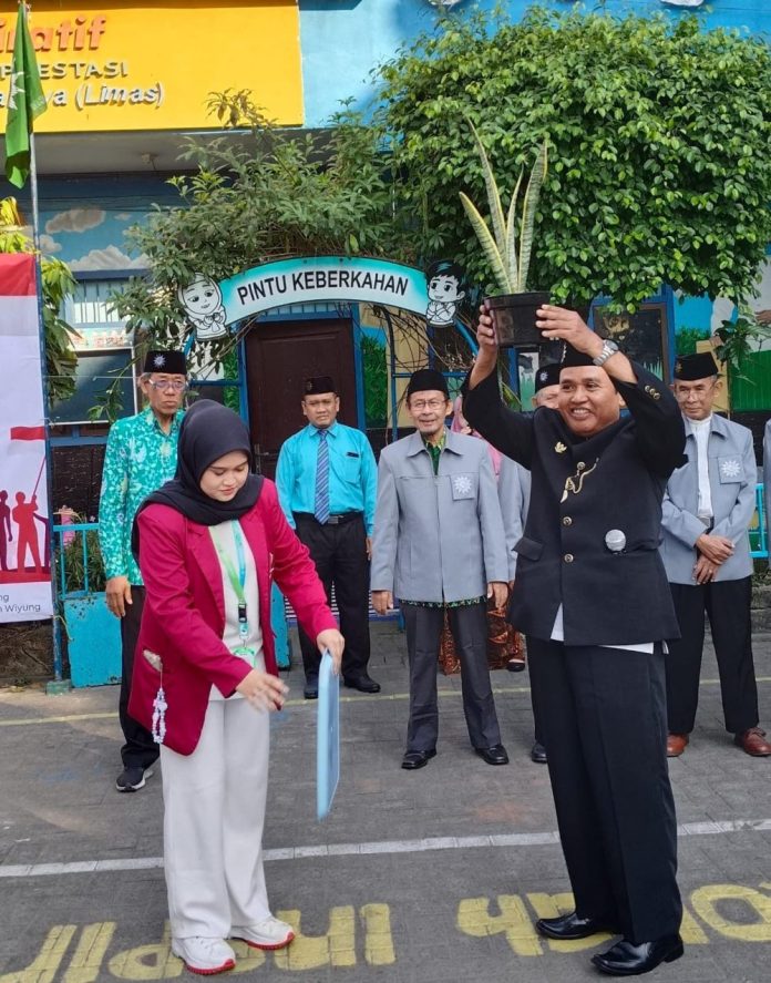 Secara simbolis, mahasiswa KKN UM Surabaya menyerahkan 100 bibit tanaman Sansevieria dengan disaksikan jajaran PCM Wiyung Surabaya.