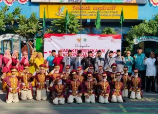 Foto Bersama Petugas Upacara Bendera Hari Ulang Tahun Kemerdekaan Republik Indonesia ke 79 Bersama PCM Wiyung.