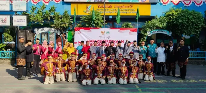 Foto Bersama Petugas Upacara Bendera Hari Ulang Tahun Kemerdekaan Republik Indonesia ke 79 Bersama PCM Wiyung.