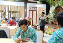 Mationo MA, guru Sekaligus Wakasek Sinergi SD Muhammadiyah 15 Surabaya (SDM Limas) saat memberikan siraman rohani dalam Silaturahim Gukar SDM Limas