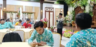 Mationo MA, guru Sekaligus Wakasek Sinergi SD Muhammadiyah 15 Surabaya (SDM Limas) saat memberikan siraman rohani dalam Silaturahim Gukar SDM Limas