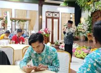 Mationo MA, guru Sekaligus Wakasek Sinergi SD Muhammadiyah 15 Surabaya (SDM Limas) saat memberikan siraman rohani dalam Silaturahim Gukar SDM Limas