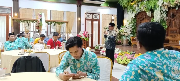 Mationo MA, guru Sekaligus Wakasek Sinergi SD Muhammadiyah 15 Surabaya (SDM Limas) saat memberikan siraman rohani dalam Silaturahim Gukar SDM Limas