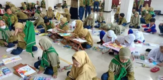 Suasana Lomba Mewarnai Diamond Kids Coloring Competition SD Muhammadiyah 15 Surabaya (SDM Limas) di Ruang Event Lomba.