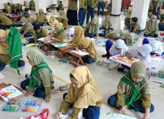 Suasana Lomba Mewarnai Diamond Kids Coloring Competition SD Muhammadiyah 15 Surabaya (SDM Limas) di Ruang Event Lomba.